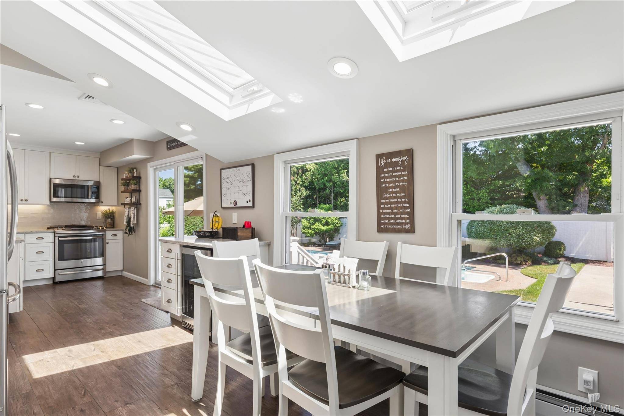 Maison de 4 Chambres à Vendre à Lake Ronkonkoma, New York, États-Unis - 3