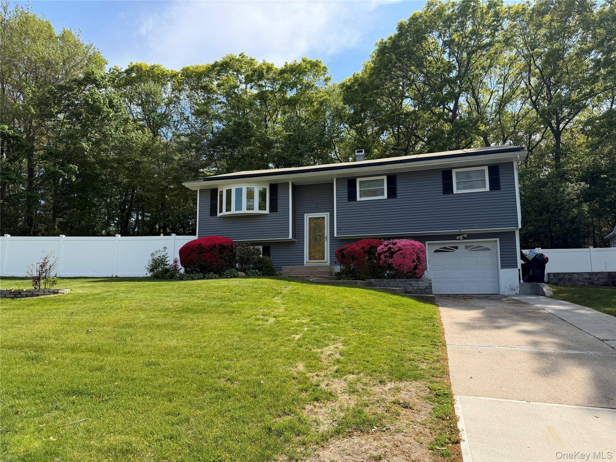 Maison de 4 Chambres à Vendre à Lake Ronkonkoma, New York, États-Unis - 1