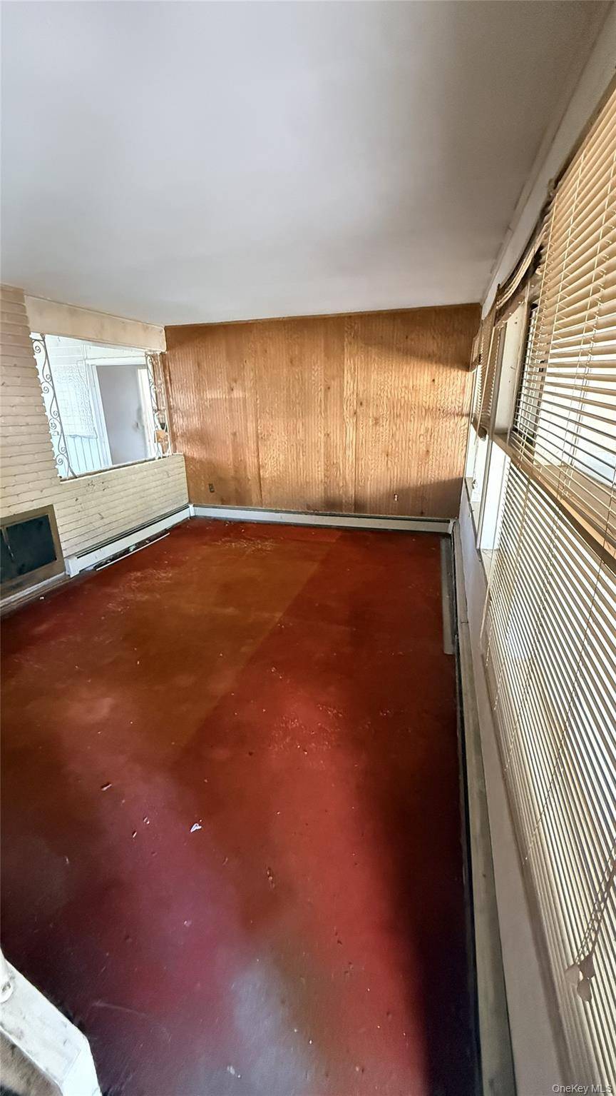 4 Bedroom Home for Sale in Levittown - New York - USA - 2