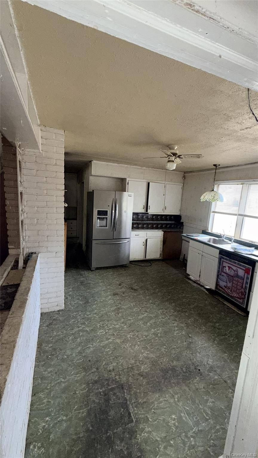4 Bedroom Home for Sale in Levittown - New York - USA - 3