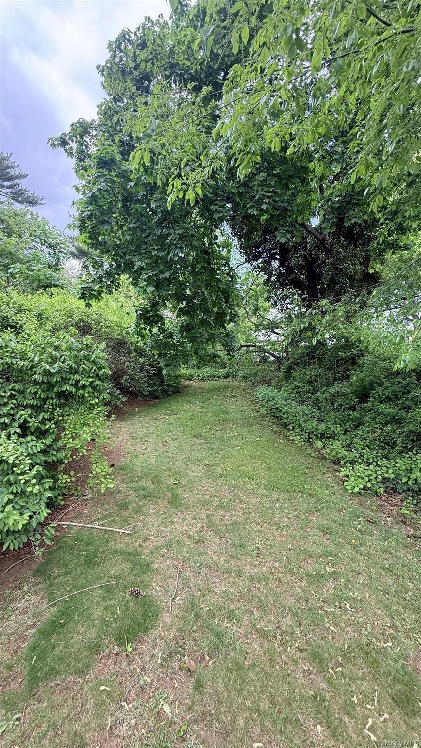 4 Bedroom Home for Sale in Levittown - New York - USA - 7