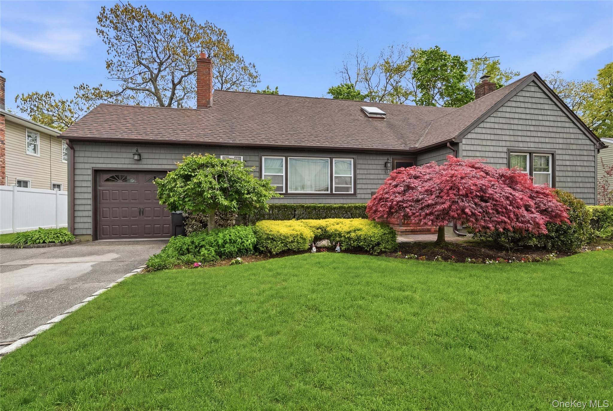 Casa com 4 Quartos à Venda em Lindenhurst - Nova Iorque - EUA - 1