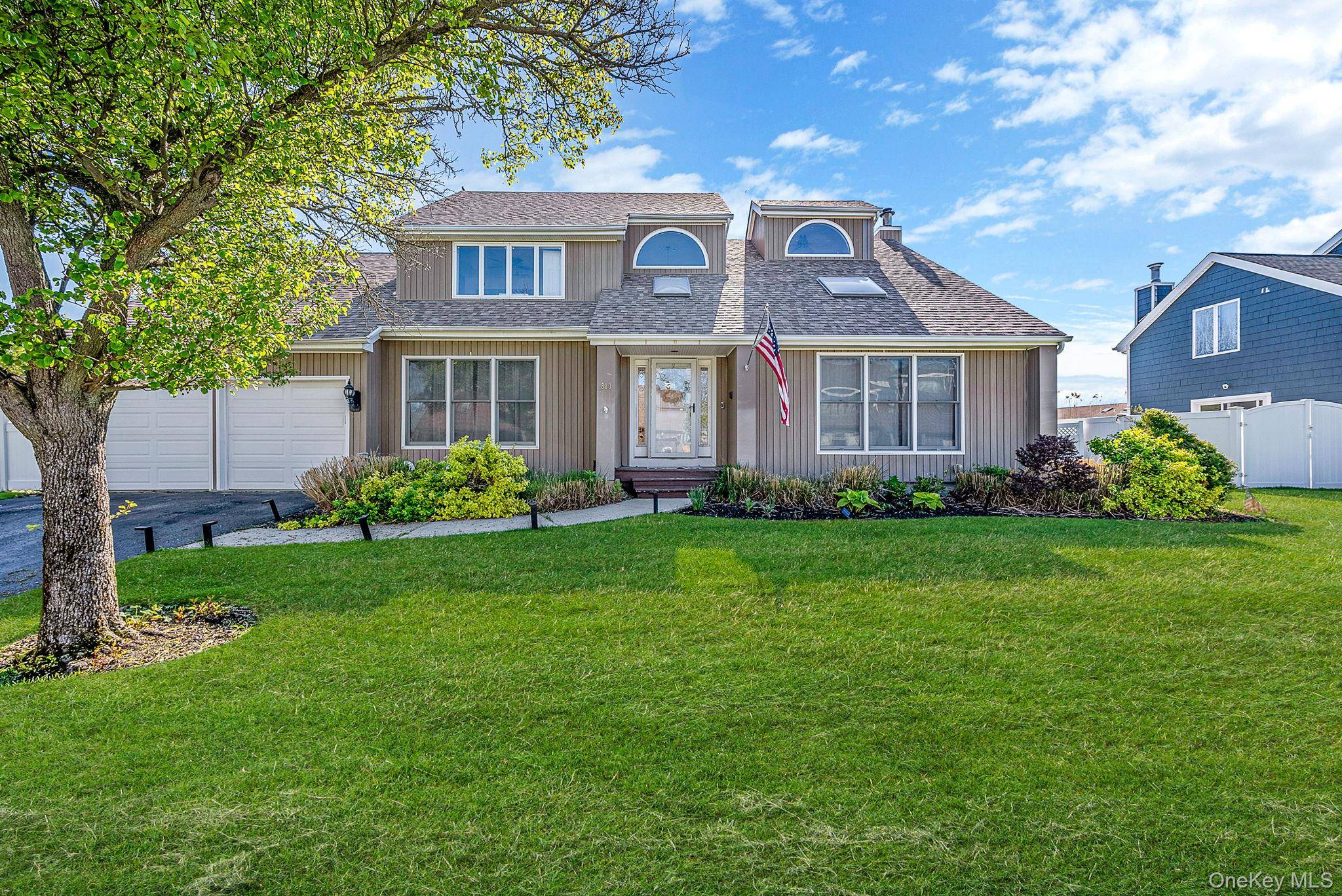 Casa com 4 Quartos à Venda em Lindenhurst - Nova Iorque - EUA - 1