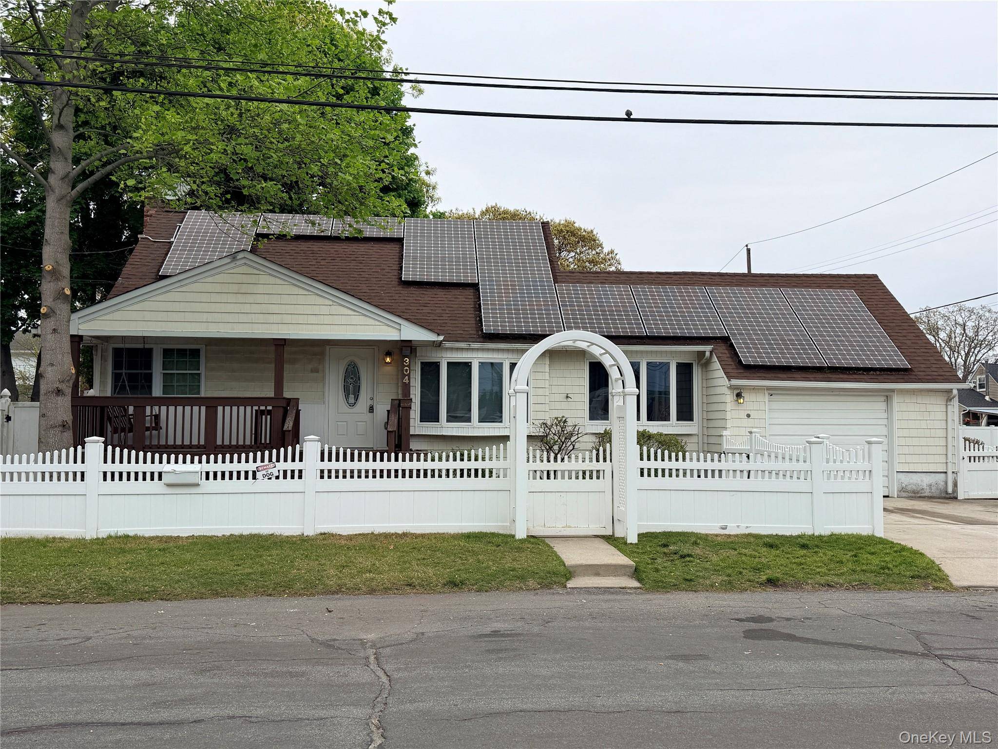 Casa de 4 Dormitorios en Venta en Lindenhurst - Nueva York - EE. UU. - 1