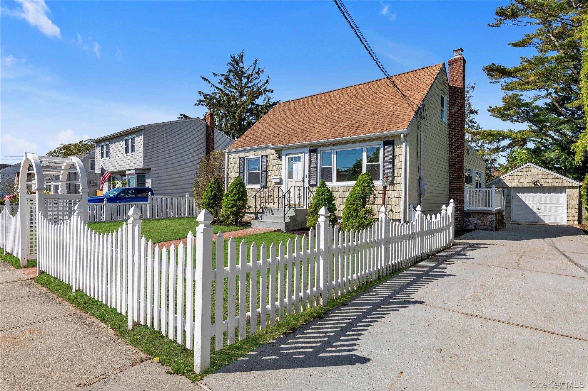 Casa com 4 Quartos à Venda em Lindenhurst - Nova Iorque - EUA - 1