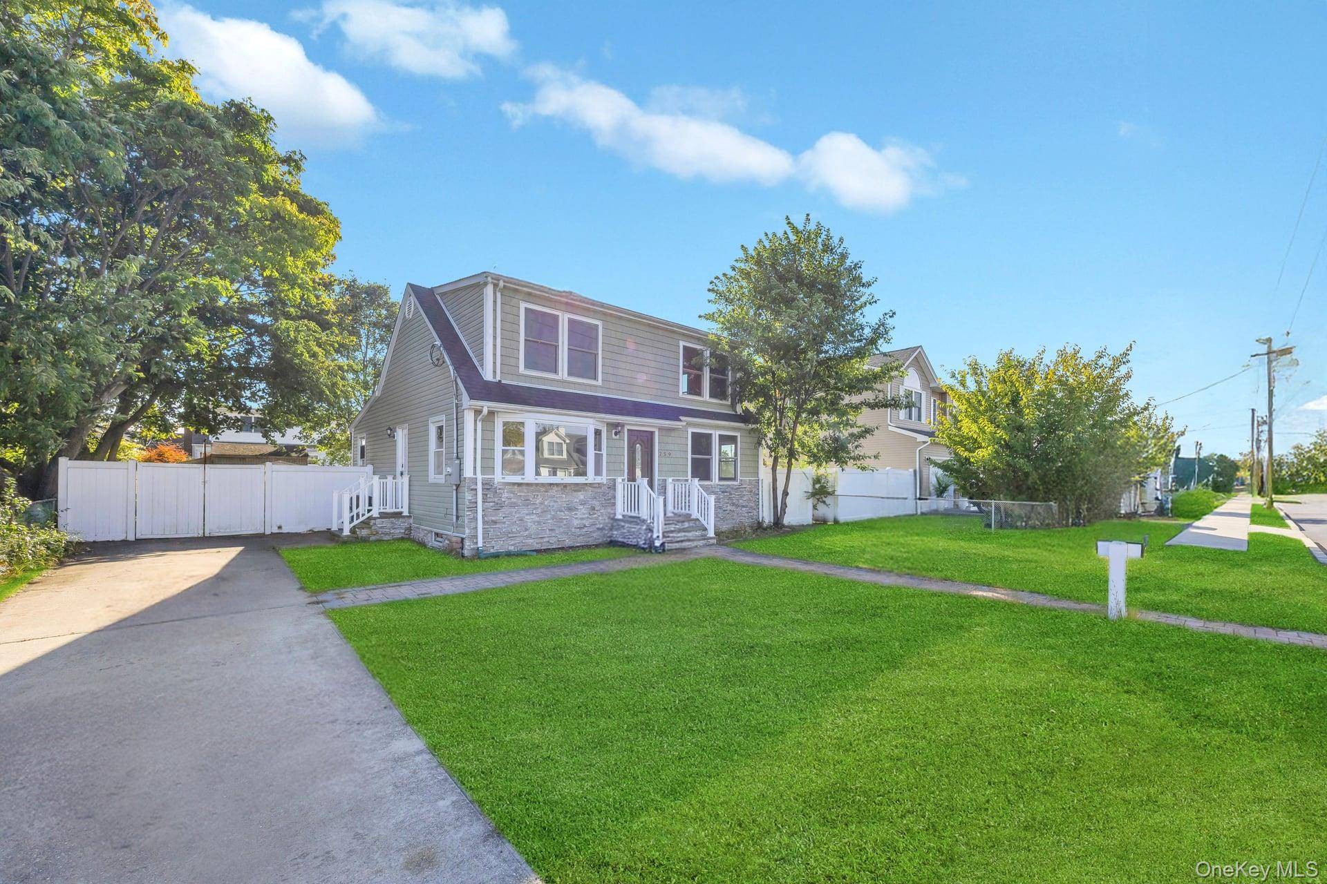Casa com 4 Quartos à Venda em Lindenhurst - Nova Iorque - EUA - 1