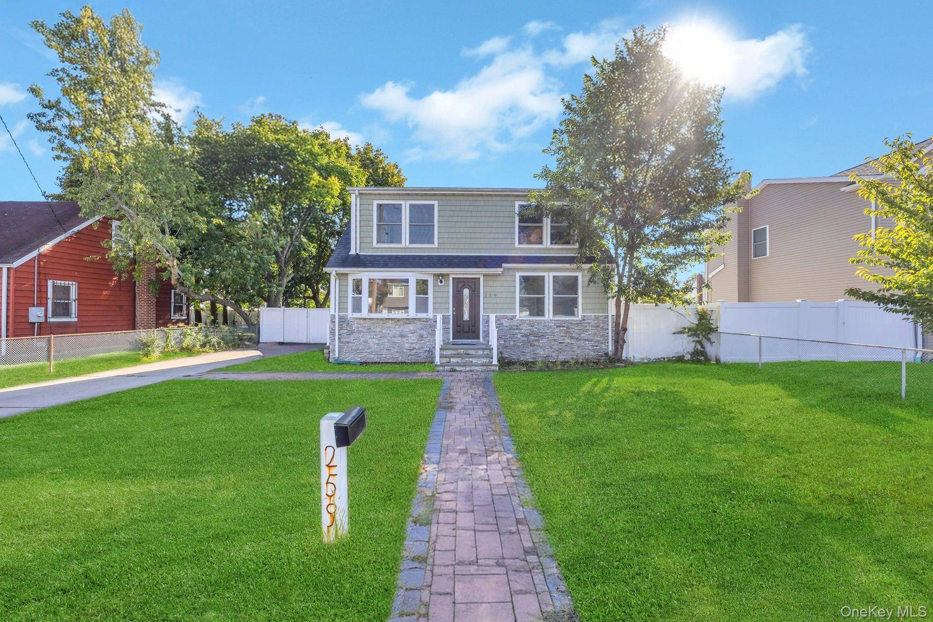 Casa com 4 Quartos à Venda em Lindenhurst - Nova Iorque - EUA - 2