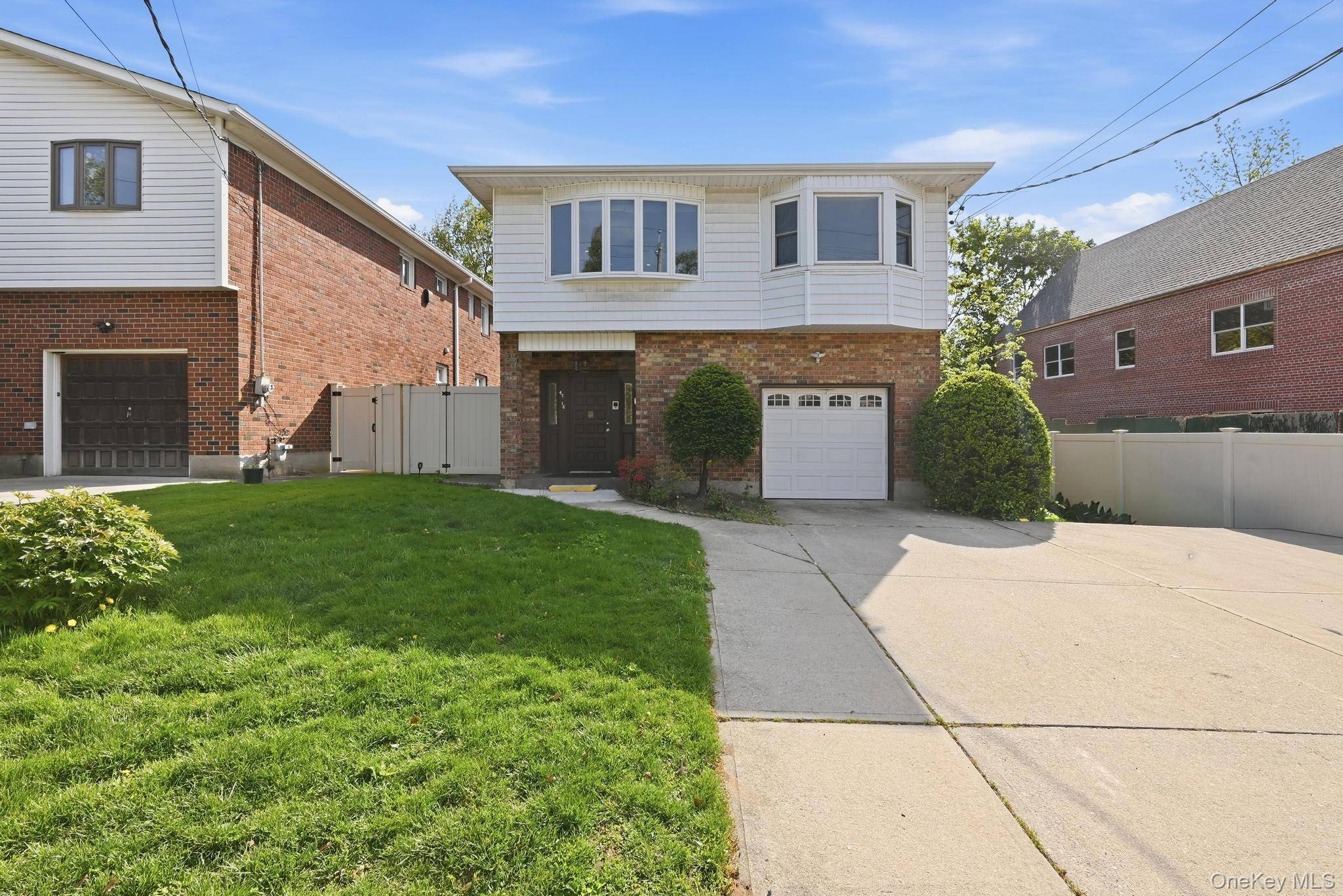 Casa de 4 Dormitorios en Venta en Little Neck - Nueva York - EE. UU. - 1