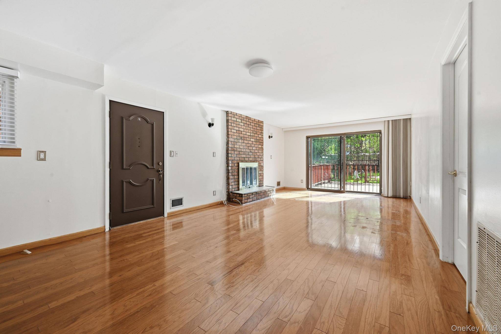 Casa de 4 Dormitorios en Venta en Little Neck - Nueva York - EE. UU. - 8