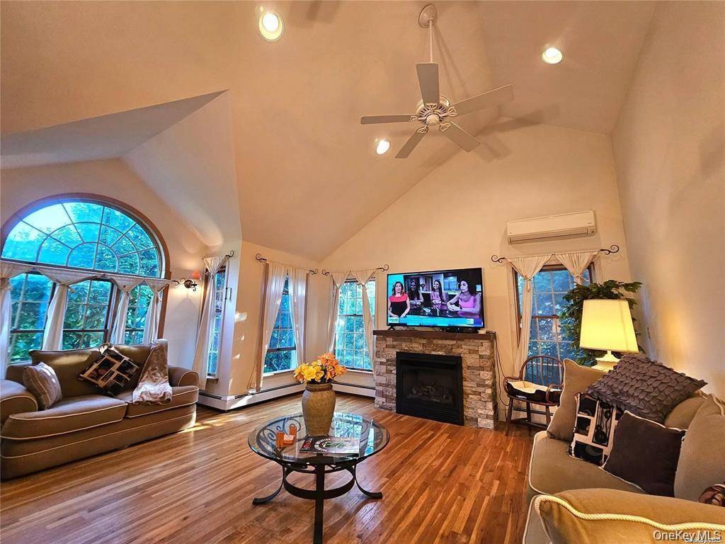 4 Bedroom Home for Sale in Mastic Beach - New York - USA - 3