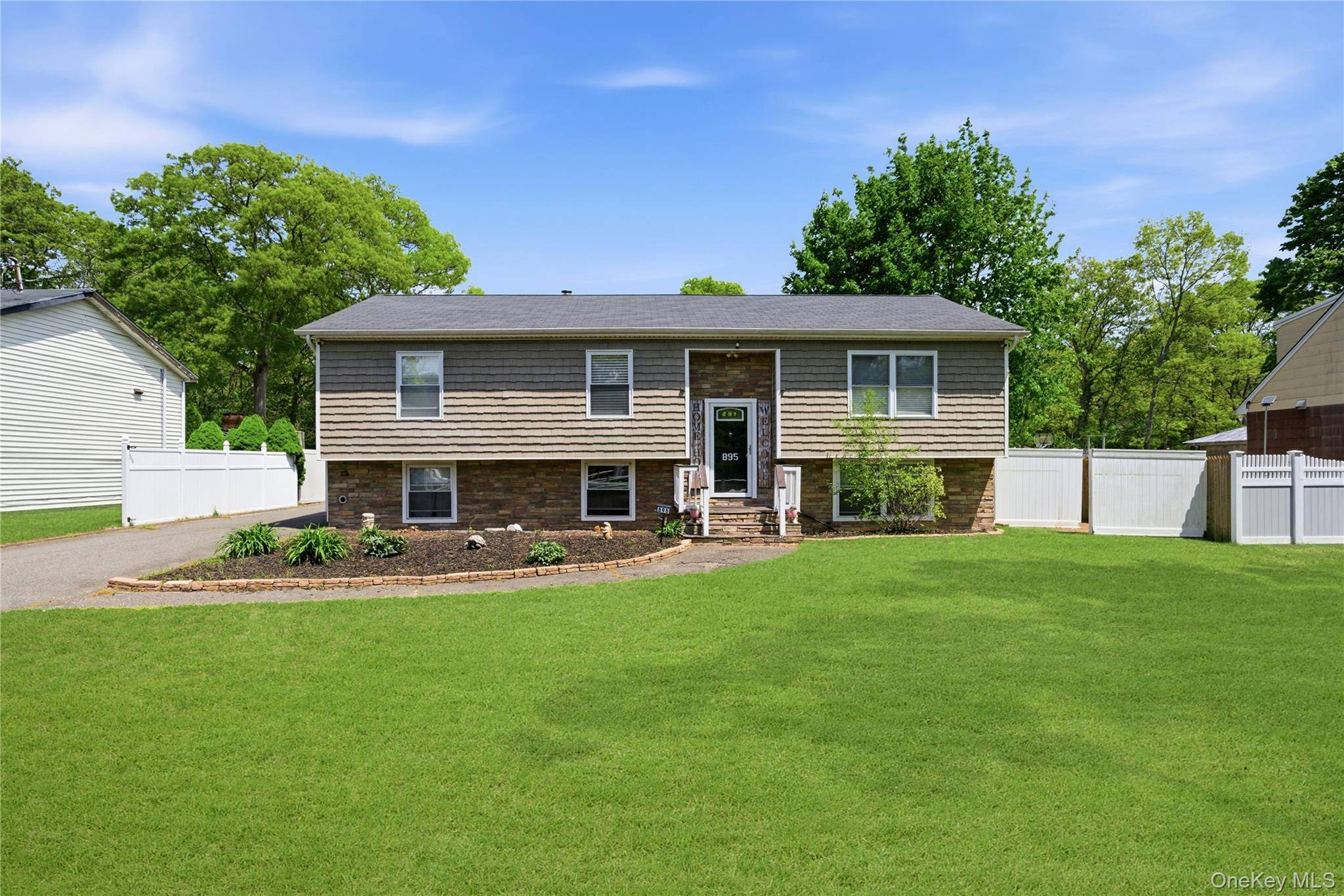 Casa de 4 Dormitorios en Venta en Medford - Nueva York - EE. UU. - 1