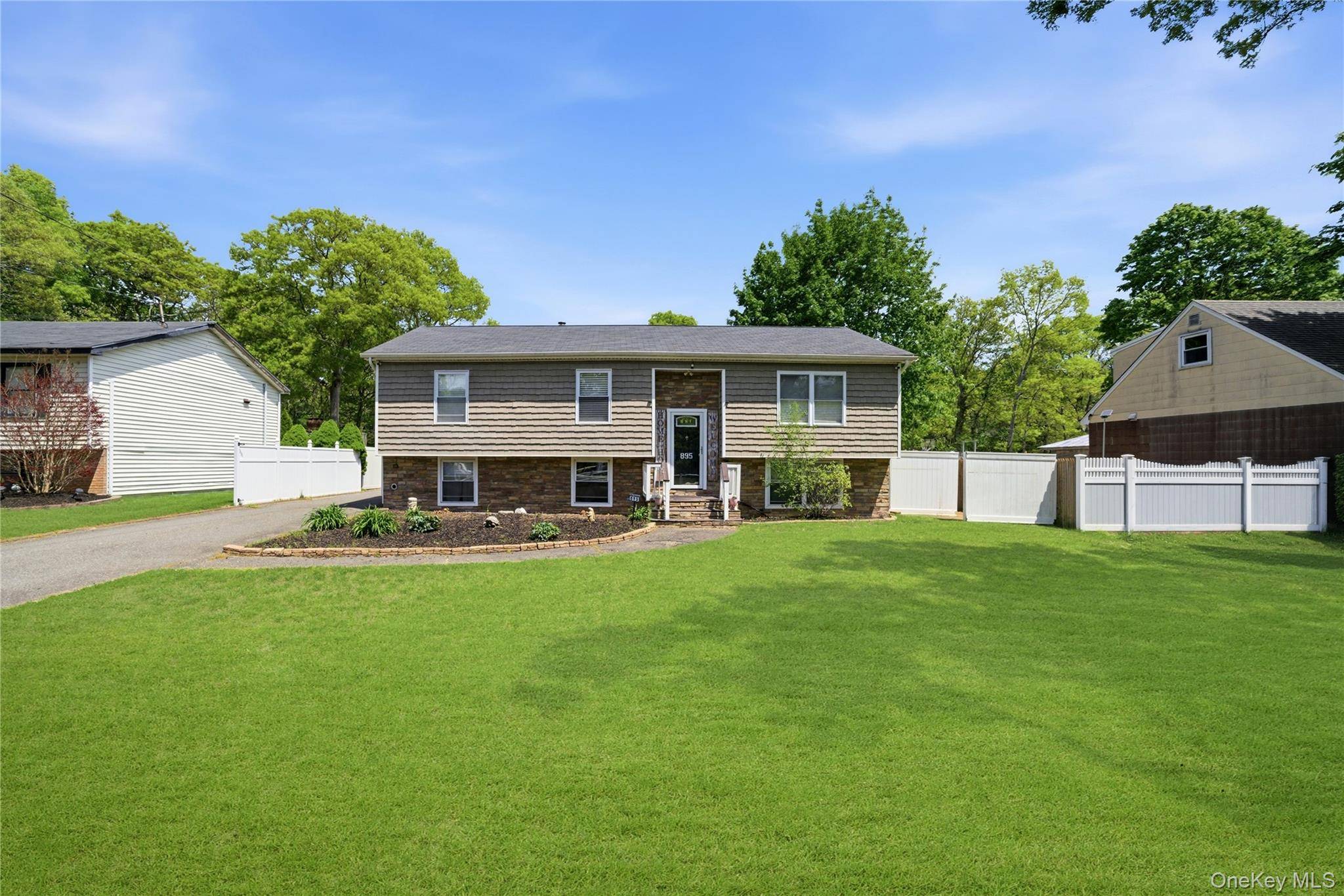 Casa de 4 Dormitorios en Venta en Medford - Nueva York - EE. UU. - 2