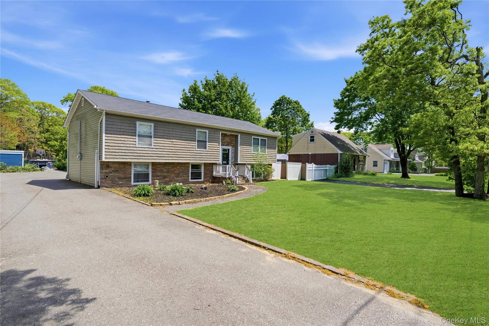 Casa de 4 Dormitorios en Venta en Medford - Nueva York - EE. UU. - 3