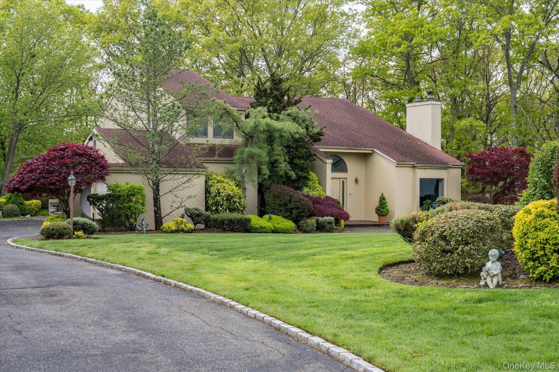 4 Bedroom Home for Sale in Melville - New York - USA - 2