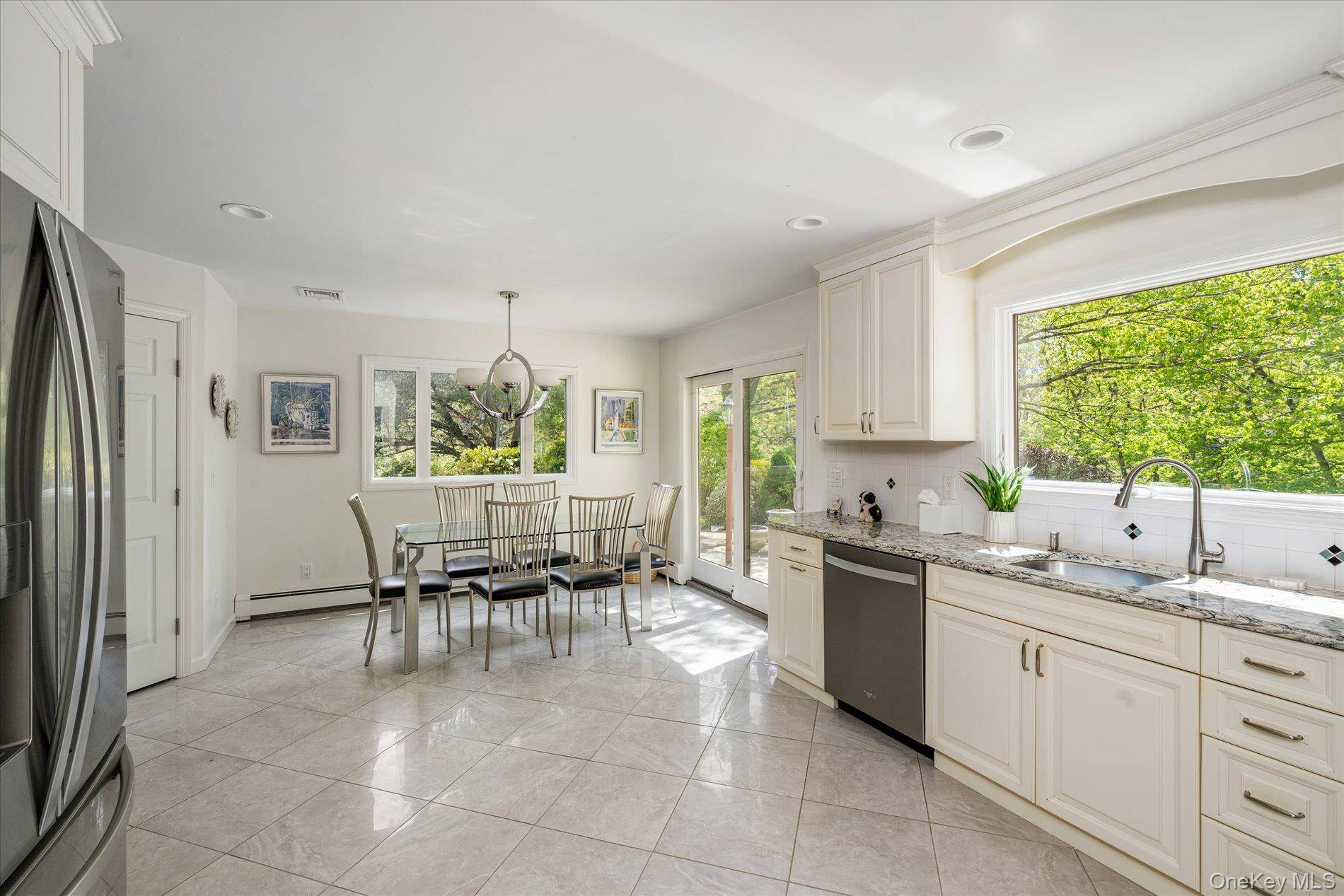 4 Bedroom Home for Sale in Melville - New York - USA - 7