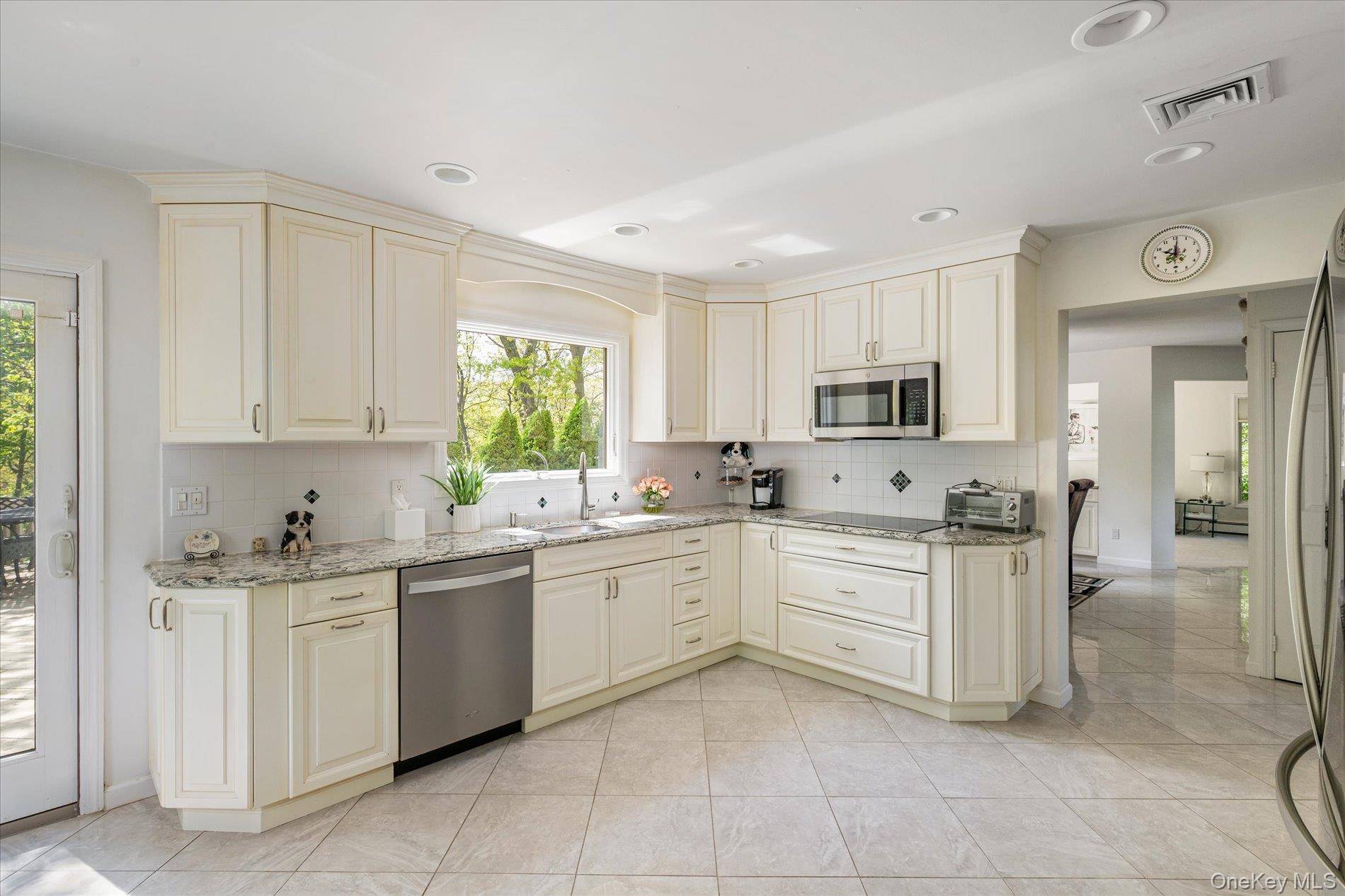 4 Bedroom Home for Sale in Melville - New York - USA - 8