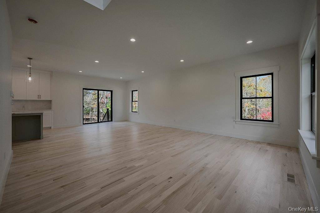 4 Bedroom Home for Sale in Middle Island - New York - USA - 7