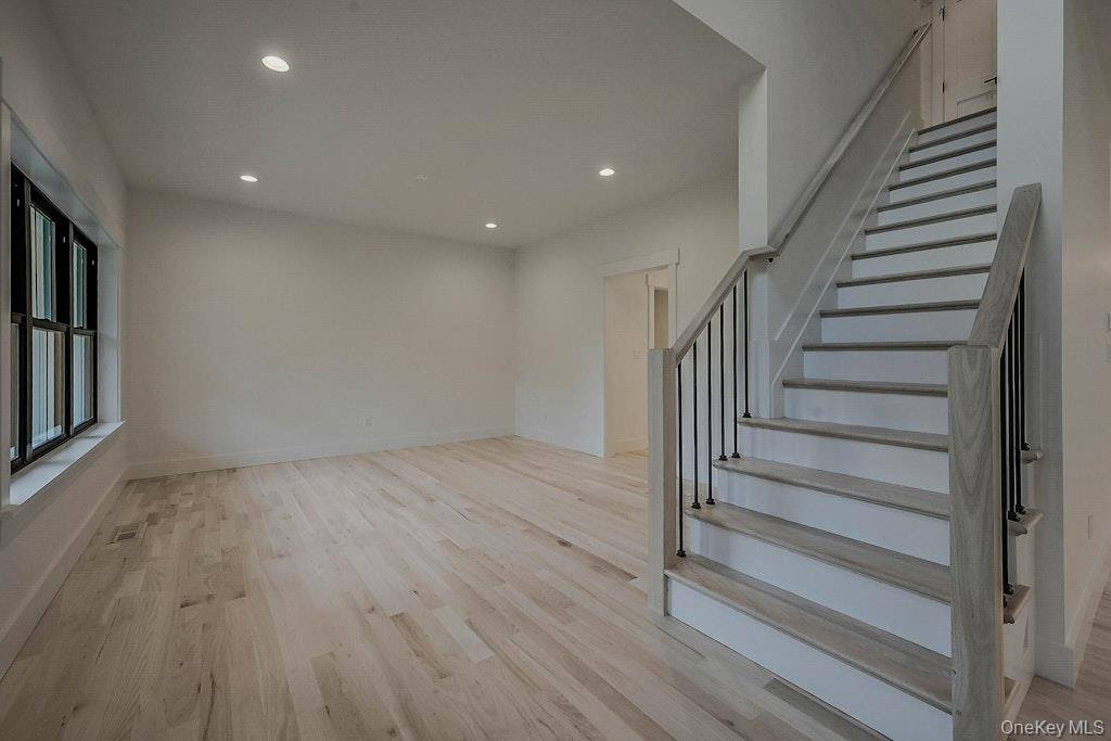 4 Bedroom Home for Sale in Middle Island - New York - USA - 8
