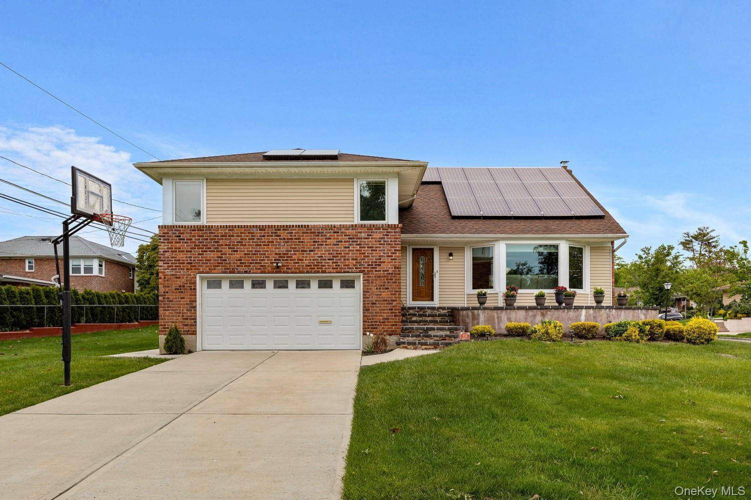 4 Bedroom Home for Sale in New Hyde Park - New York - USA - 1