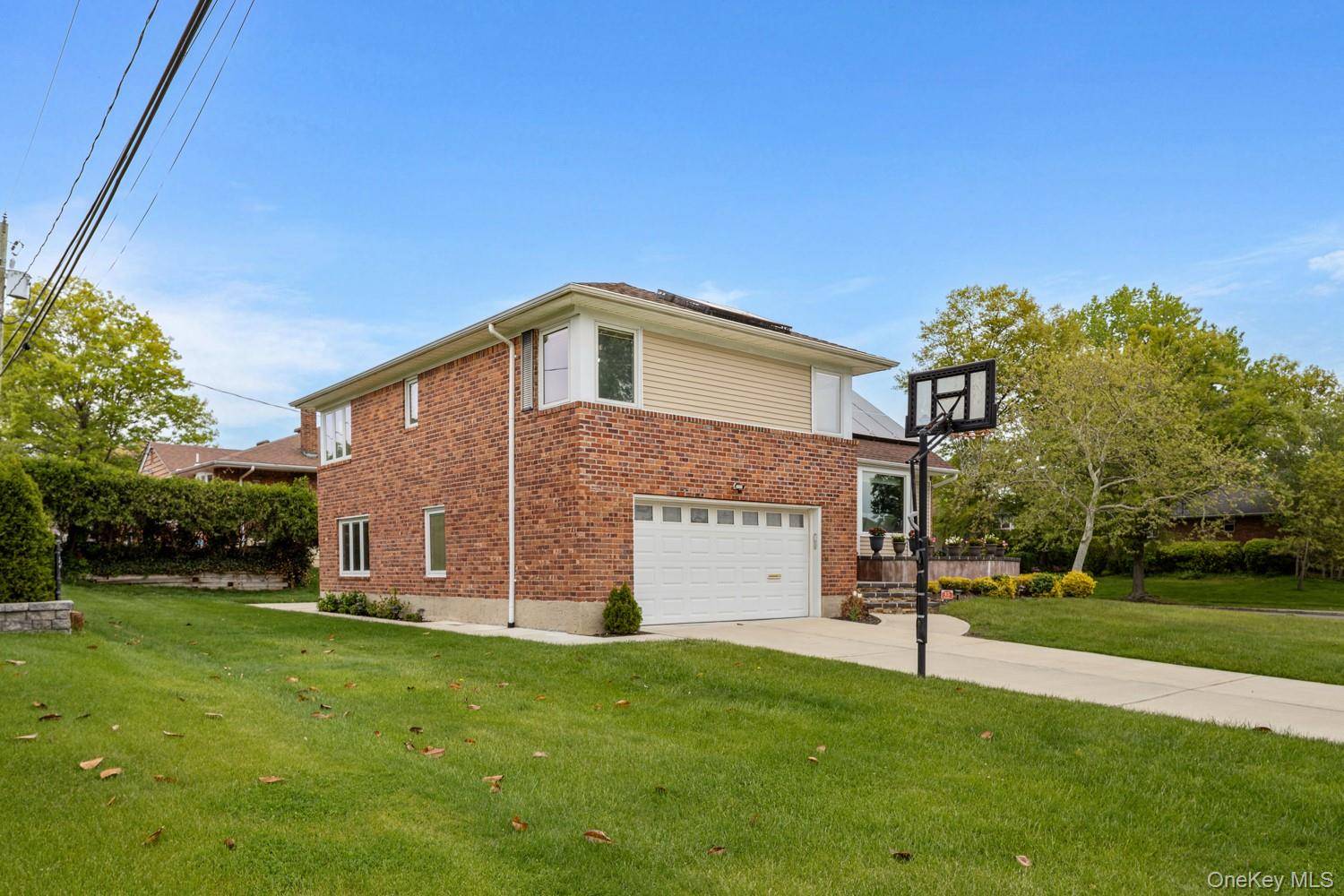 4 Bedroom Home for Sale in New Hyde Park - New York - USA - 2