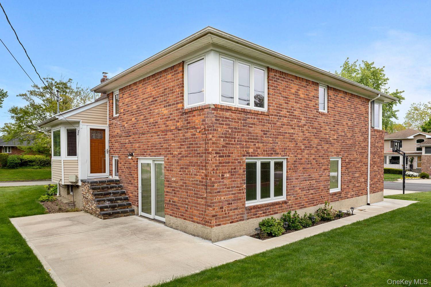 4 Bedroom Home for Sale in New Hyde Park - New York - USA - 3
