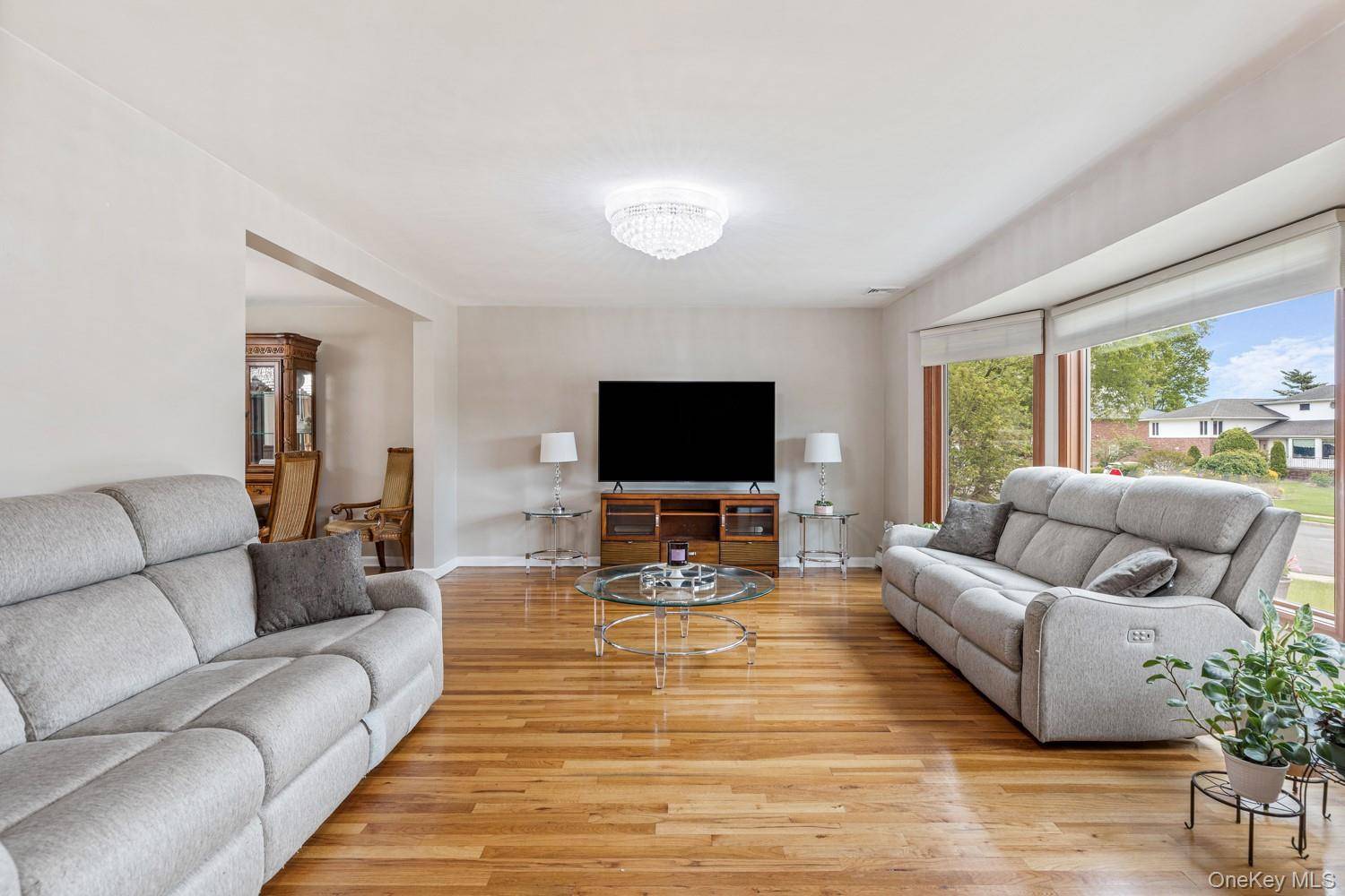 4 Bedroom Home for Sale in New Hyde Park - New York - USA - 5