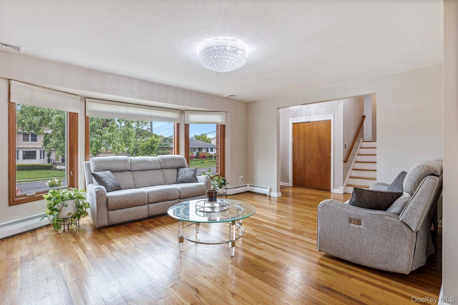 4 Bedroom Home for Sale in New Hyde Park - New York - USA - 6