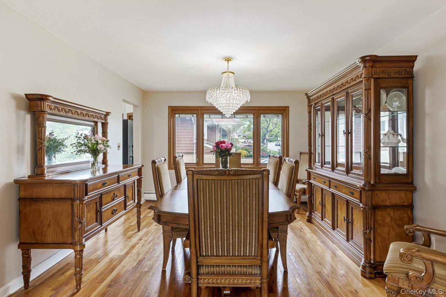 4 Bedroom Home for Sale in New Hyde Park - New York - USA - 7