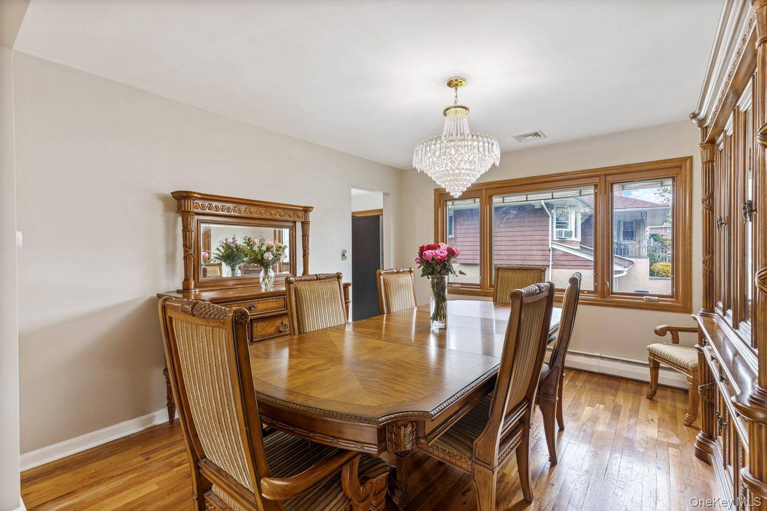 4 Bedroom Home for Sale in New Hyde Park - New York - USA - 8