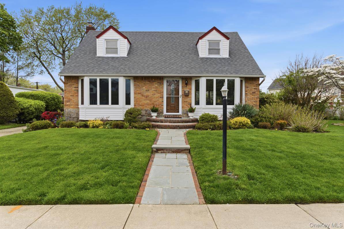 4 Bedroom Home for Sale in New Hyde Park - New York - USA - 1