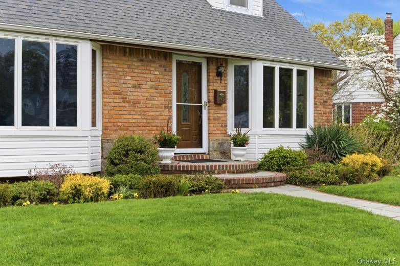 4 Bedroom Home for Sale in New Hyde Park - New York - USA - 2