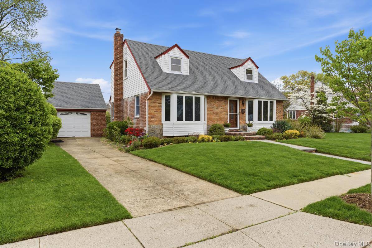 4 Bedroom Home for Sale in New Hyde Park - New York - USA - 3