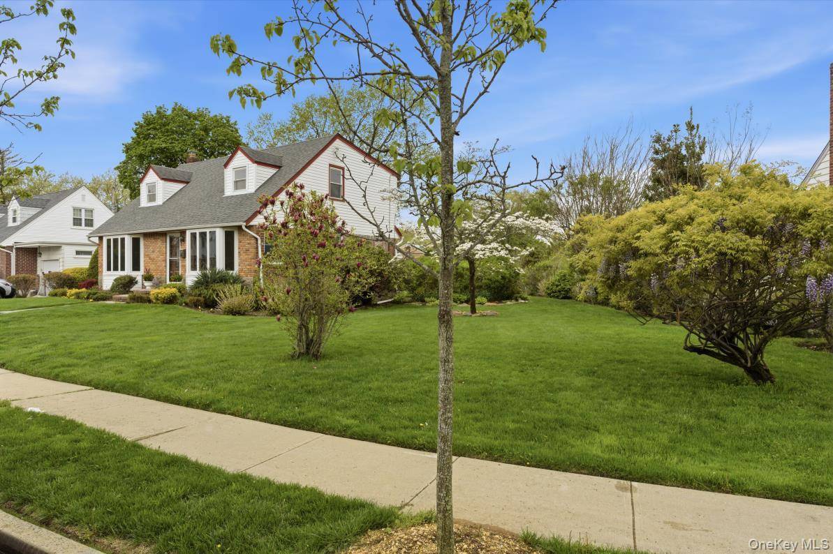 4 Bedroom Home for Sale in New Hyde Park - New York - USA - 4