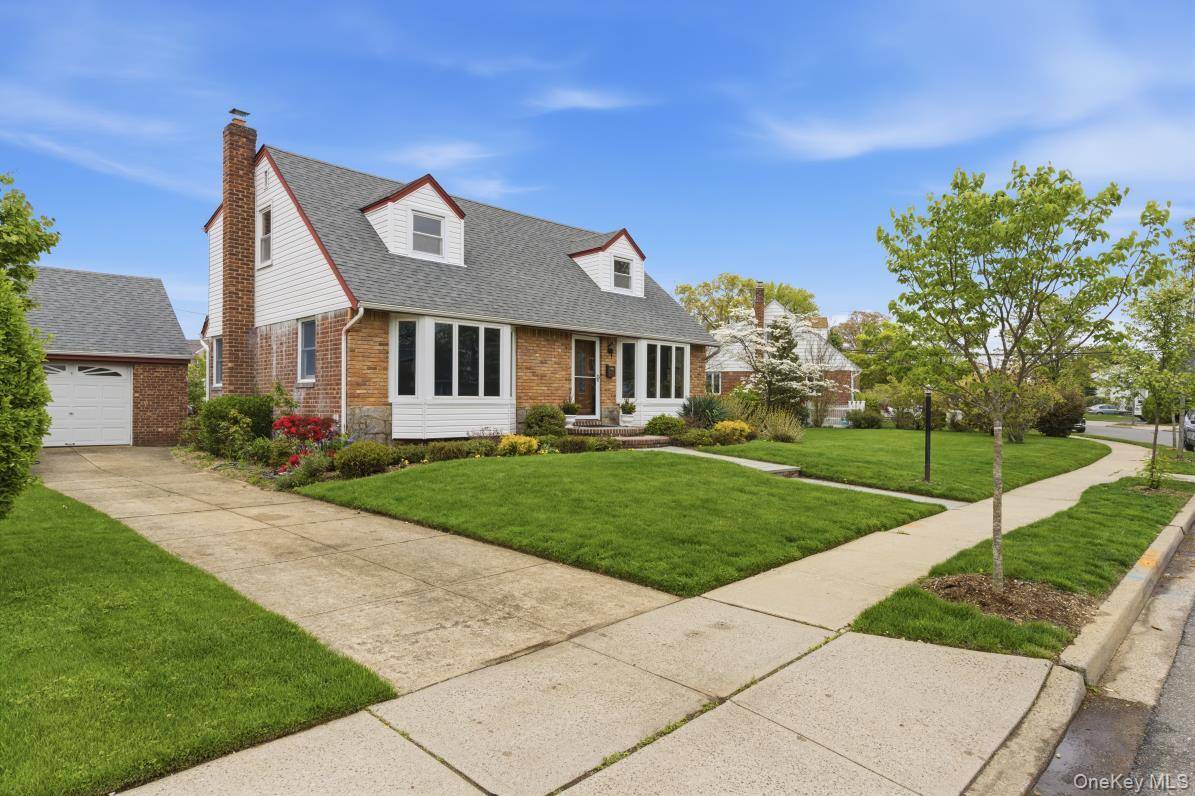 4 Bedroom Home for Sale in New Hyde Park - New York - USA - 5