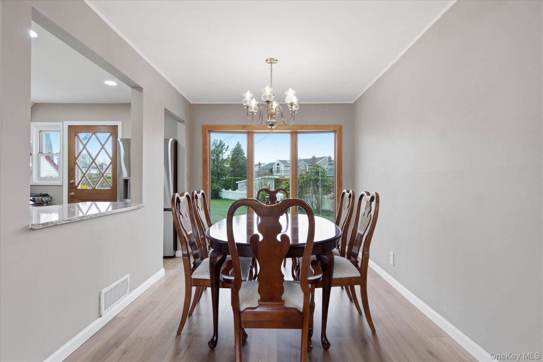 4 Bedroom Home for Sale in New Hyde Park - New York - USA - 6
