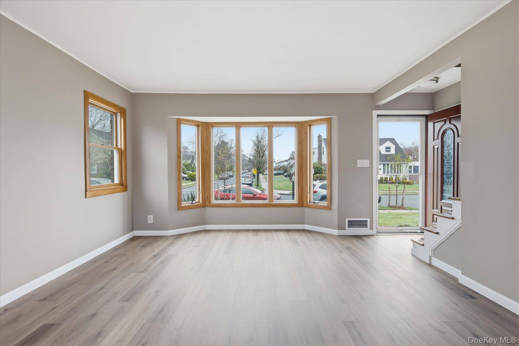 4 Bedroom Home for Sale in New Hyde Park - New York - USA - 8