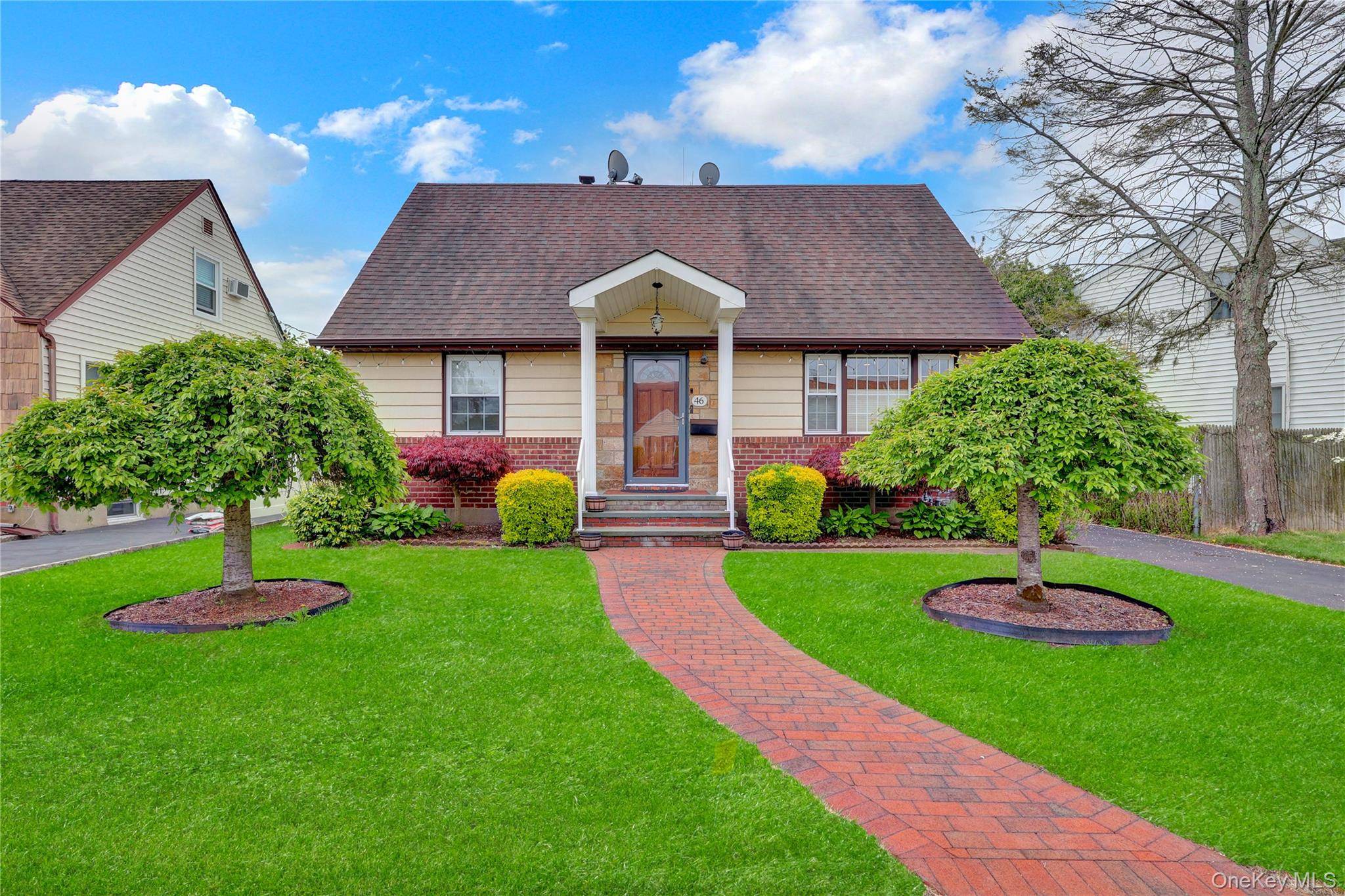 4 Bedroom Home for Sale in New Hyde Park - New York - USA - 1
