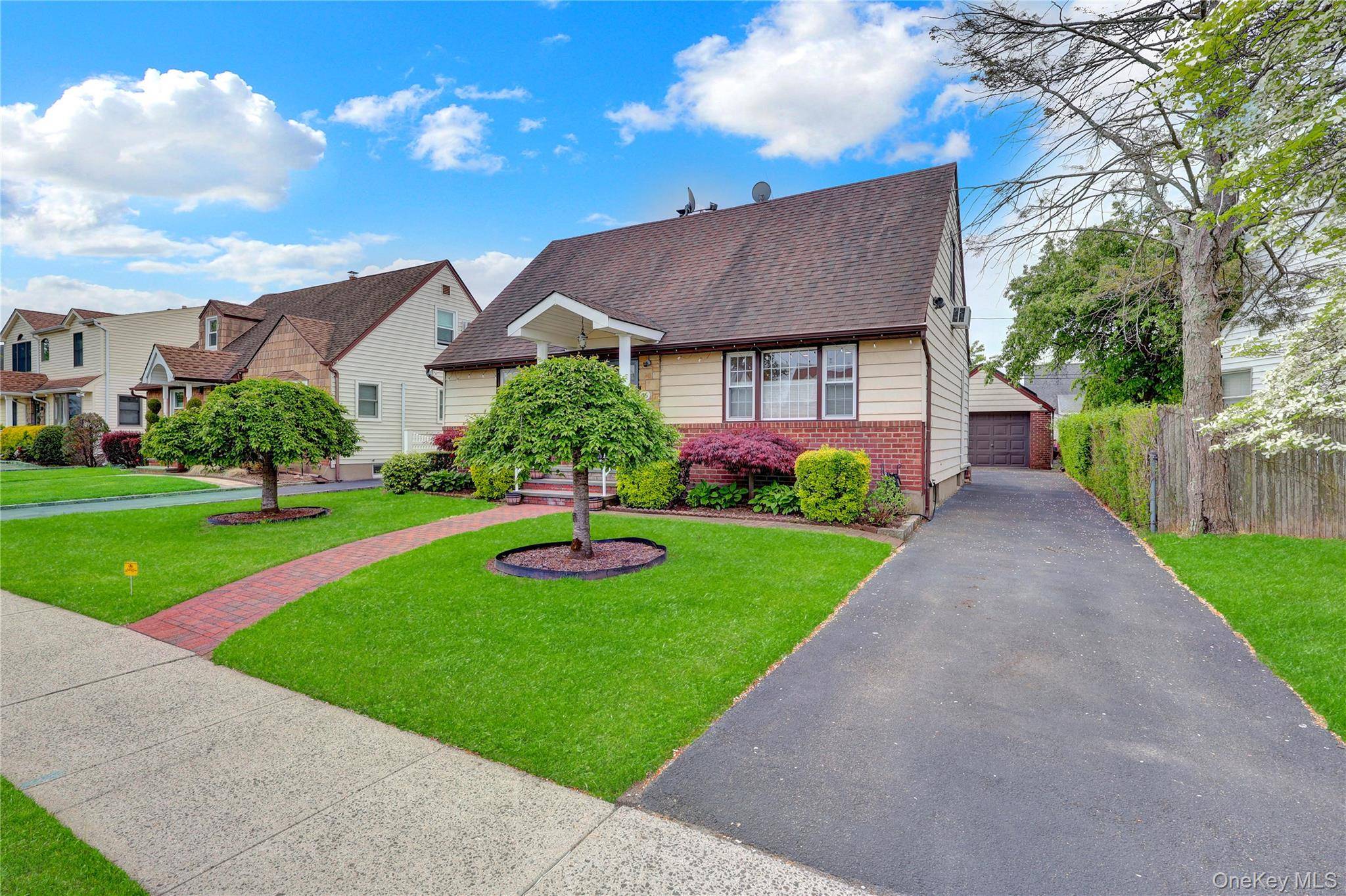 4 Bedroom Home for Sale in New Hyde Park - New York - USA - 2