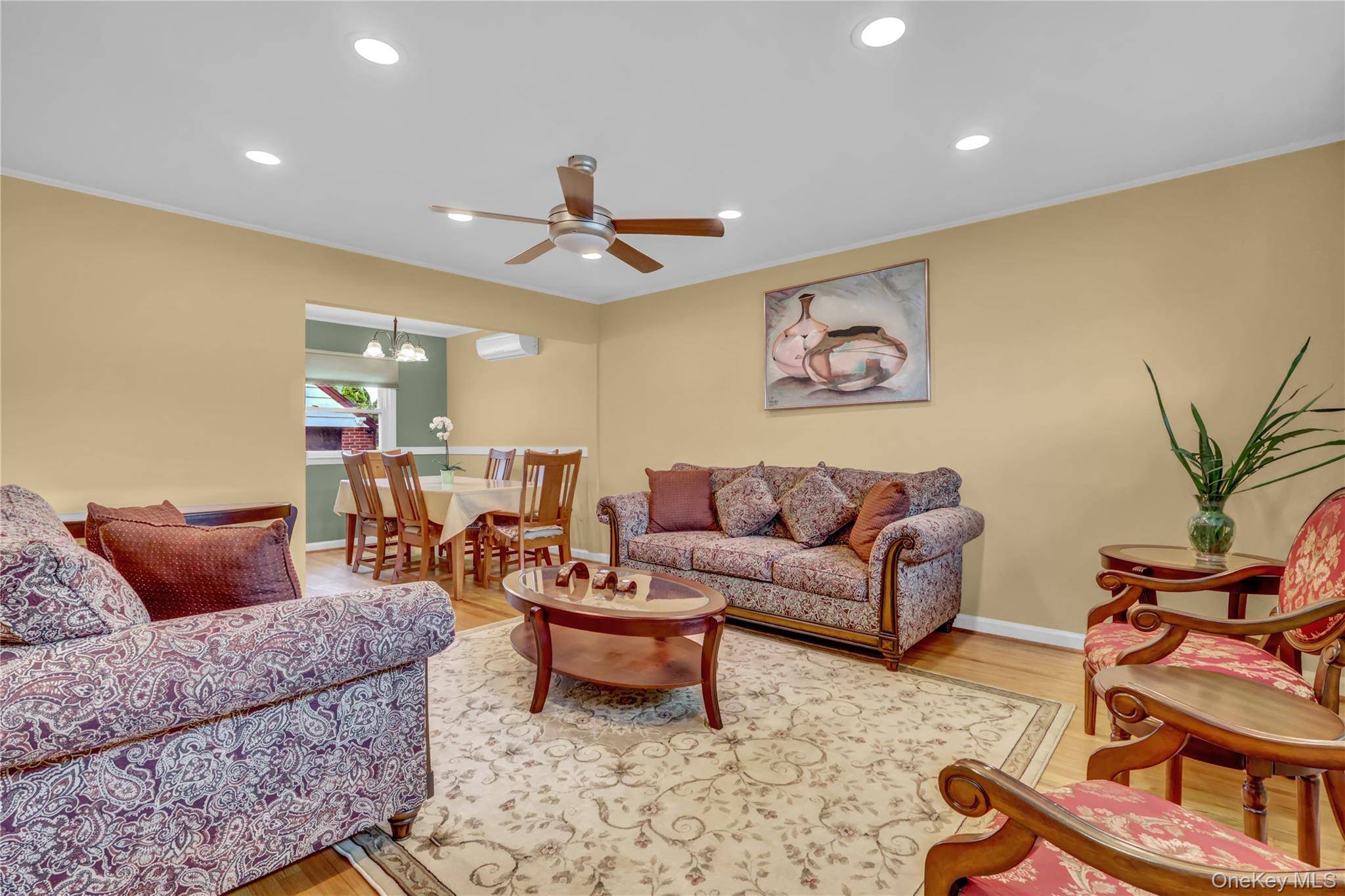 4 Bedroom Home for Sale in New Hyde Park - New York - USA - 3