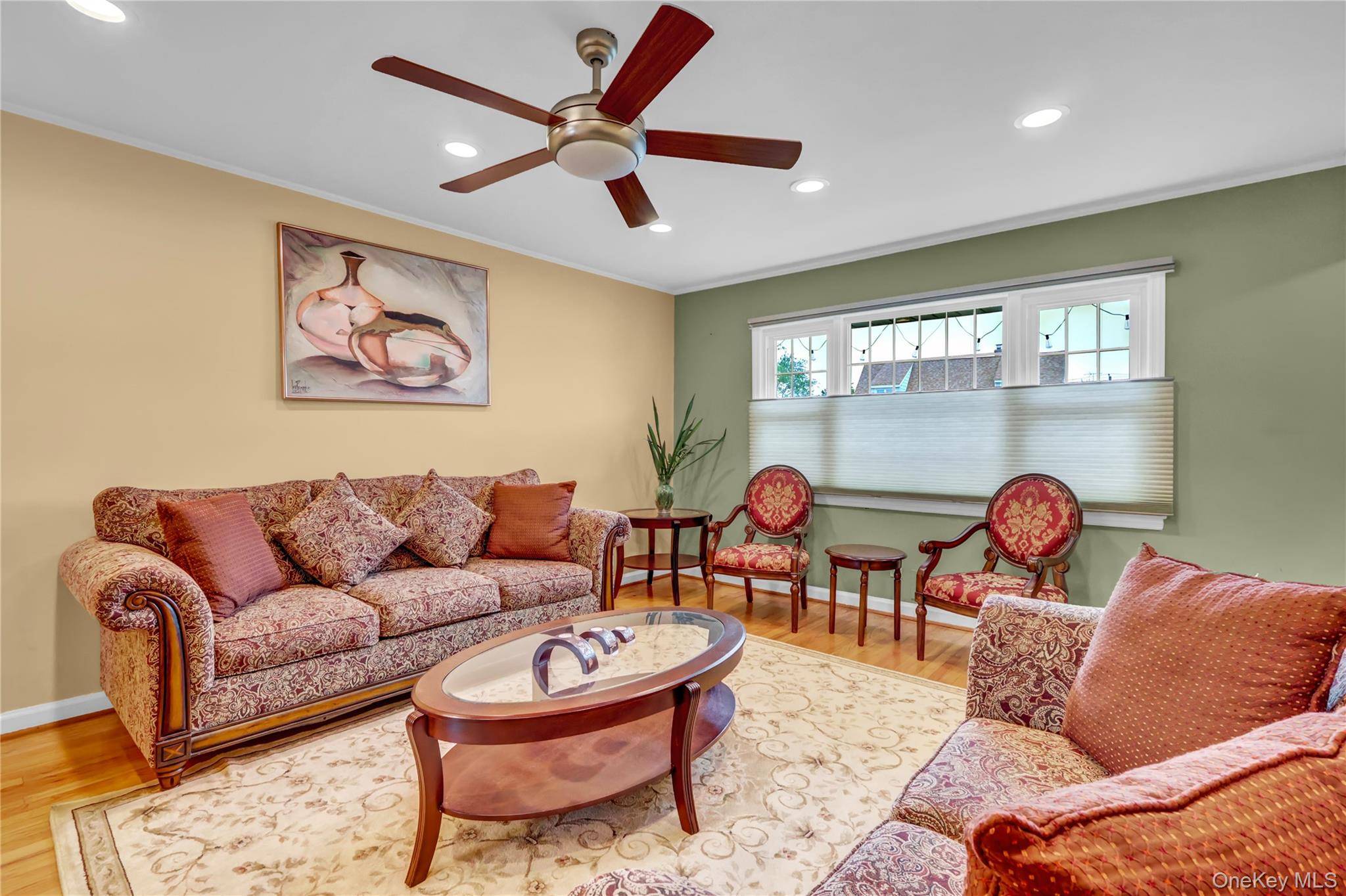 4 Bedroom Home for Sale in New Hyde Park - New York - USA - 4