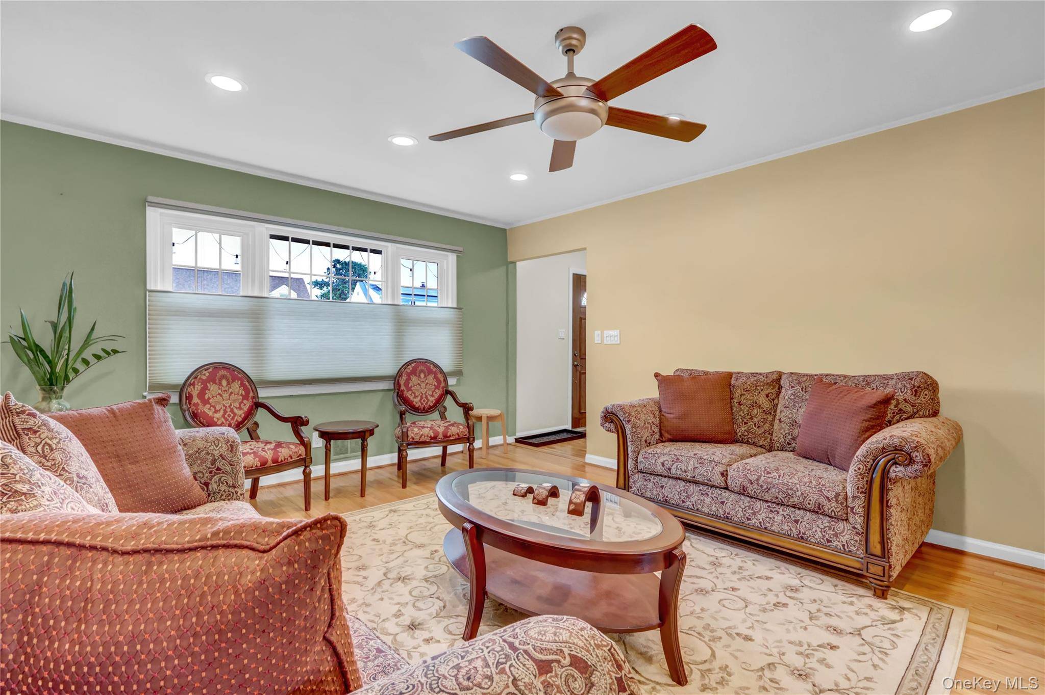 4 Bedroom Home for Sale in New Hyde Park - New York - USA - 5