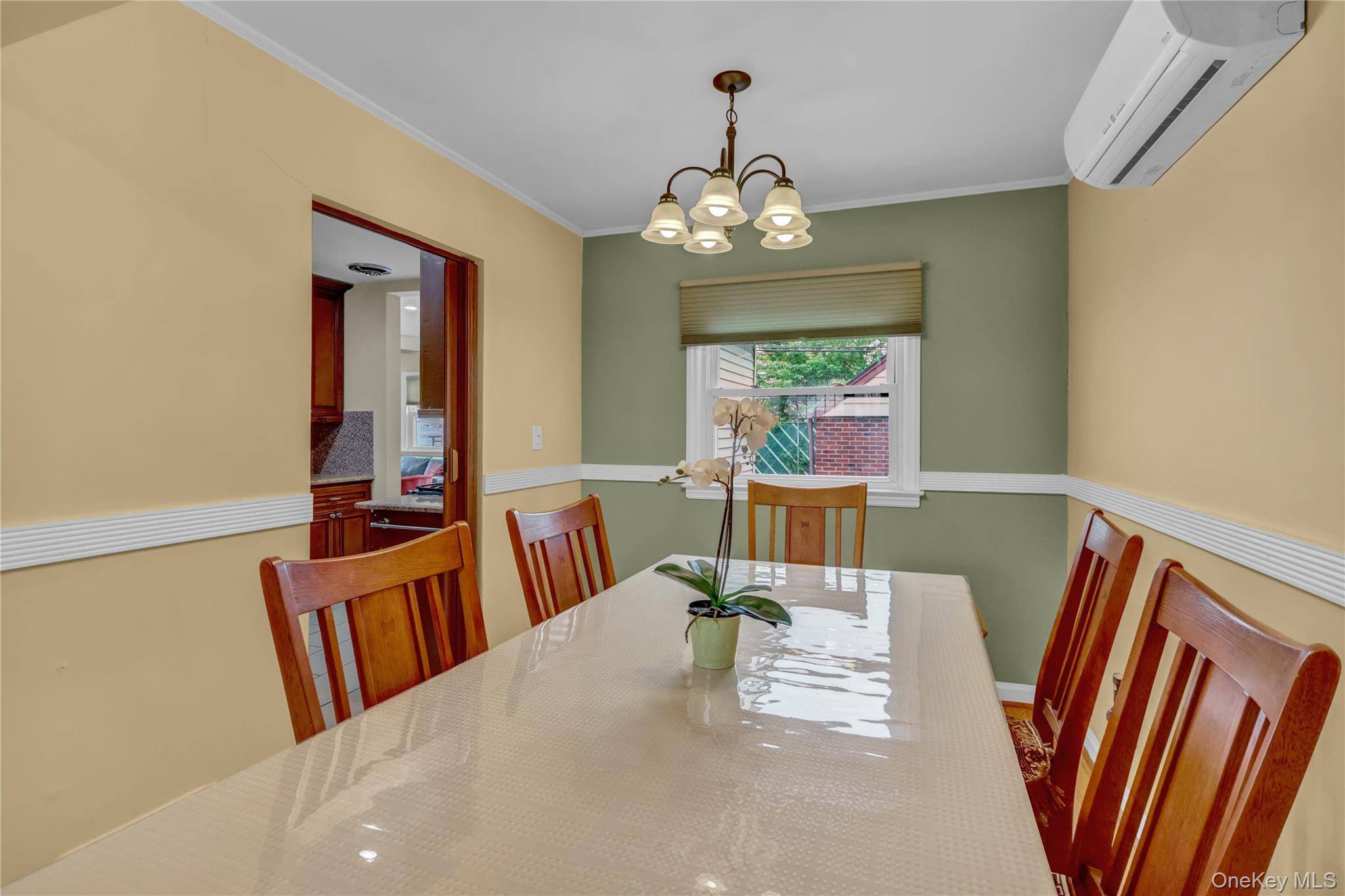 4 Bedroom Home for Sale in New Hyde Park - New York - USA - 6