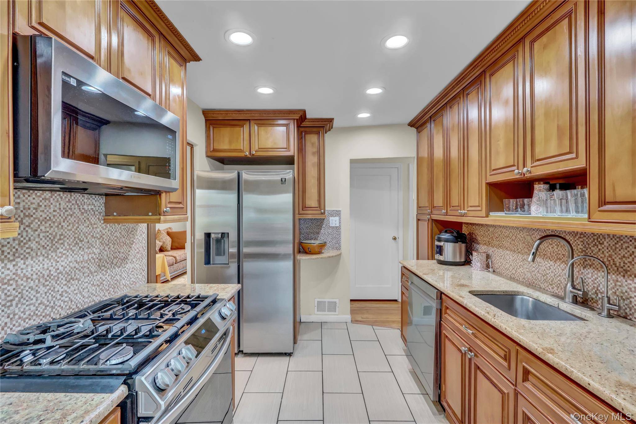4 Bedroom Home for Sale in New Hyde Park - New York - USA - 8