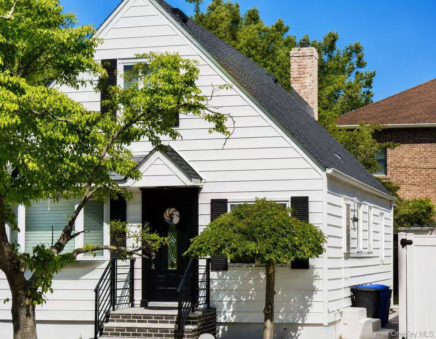 4 Bedroom Home for Sale in New Hyde Park - New York - USA - 1