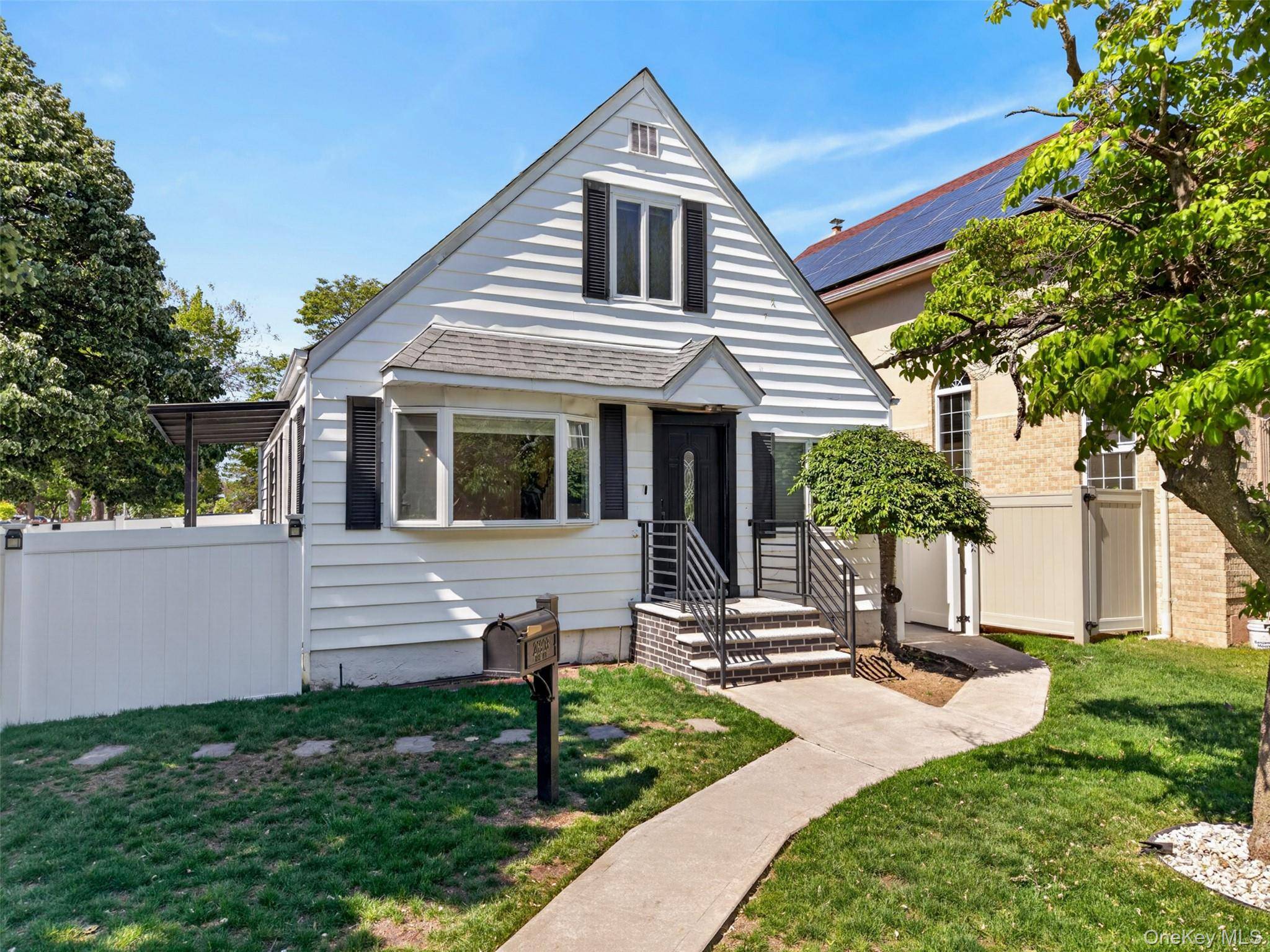 4 Bedroom Home for Sale in New Hyde Park - New York - USA - 2