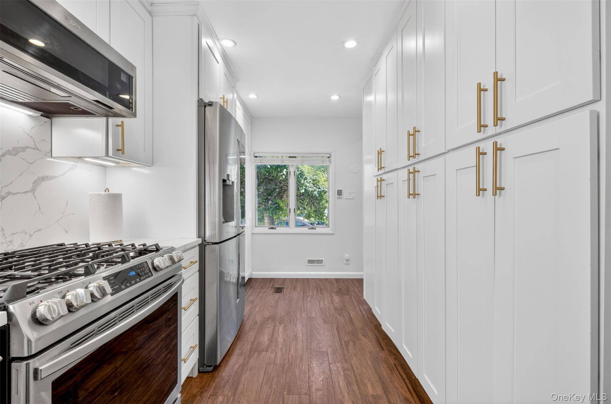 4 Bedroom Home for Sale in New Hyde Park - New York - USA - 3