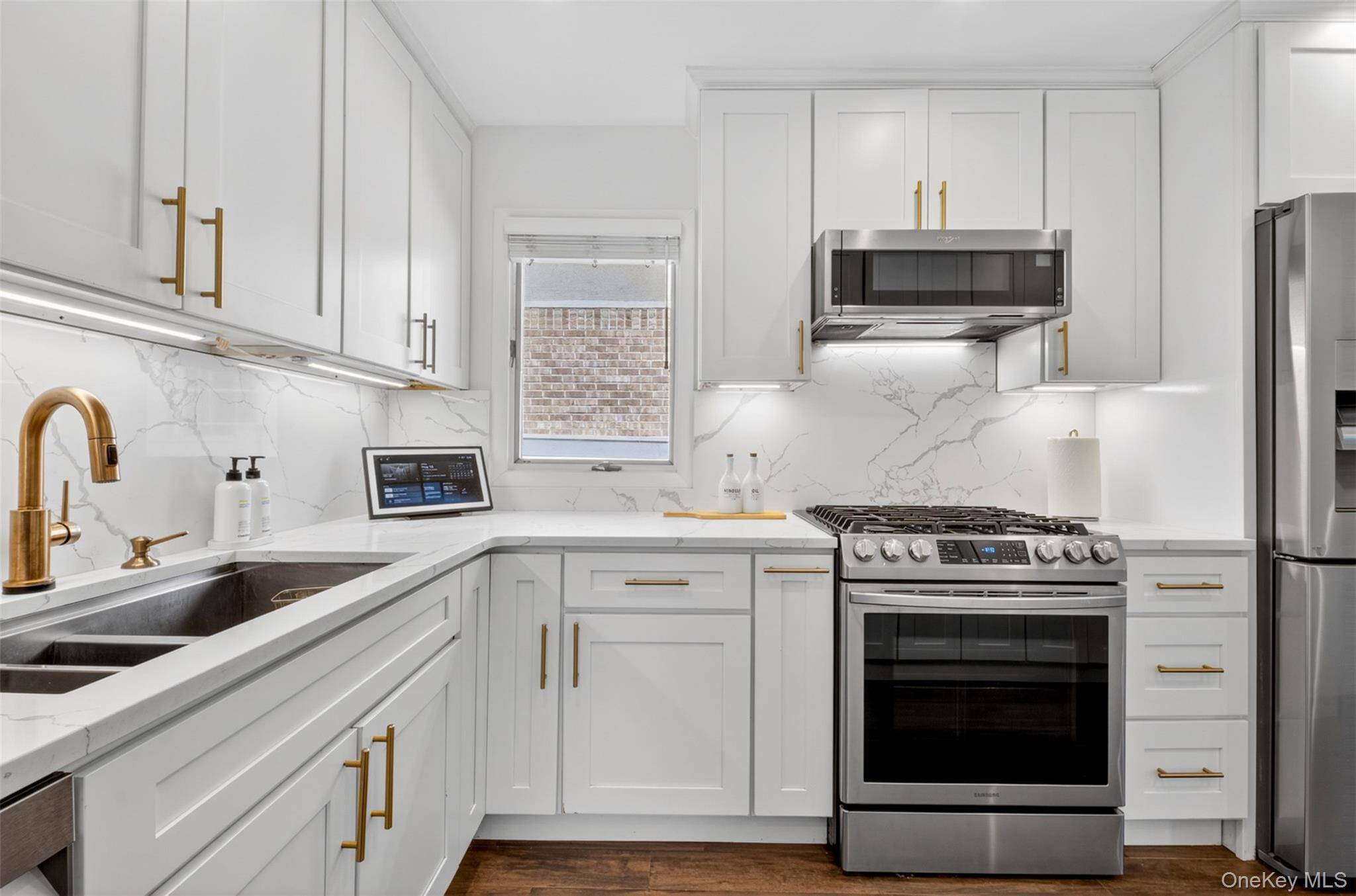 4 Bedroom Home for Sale in New Hyde Park - New York - USA - 4