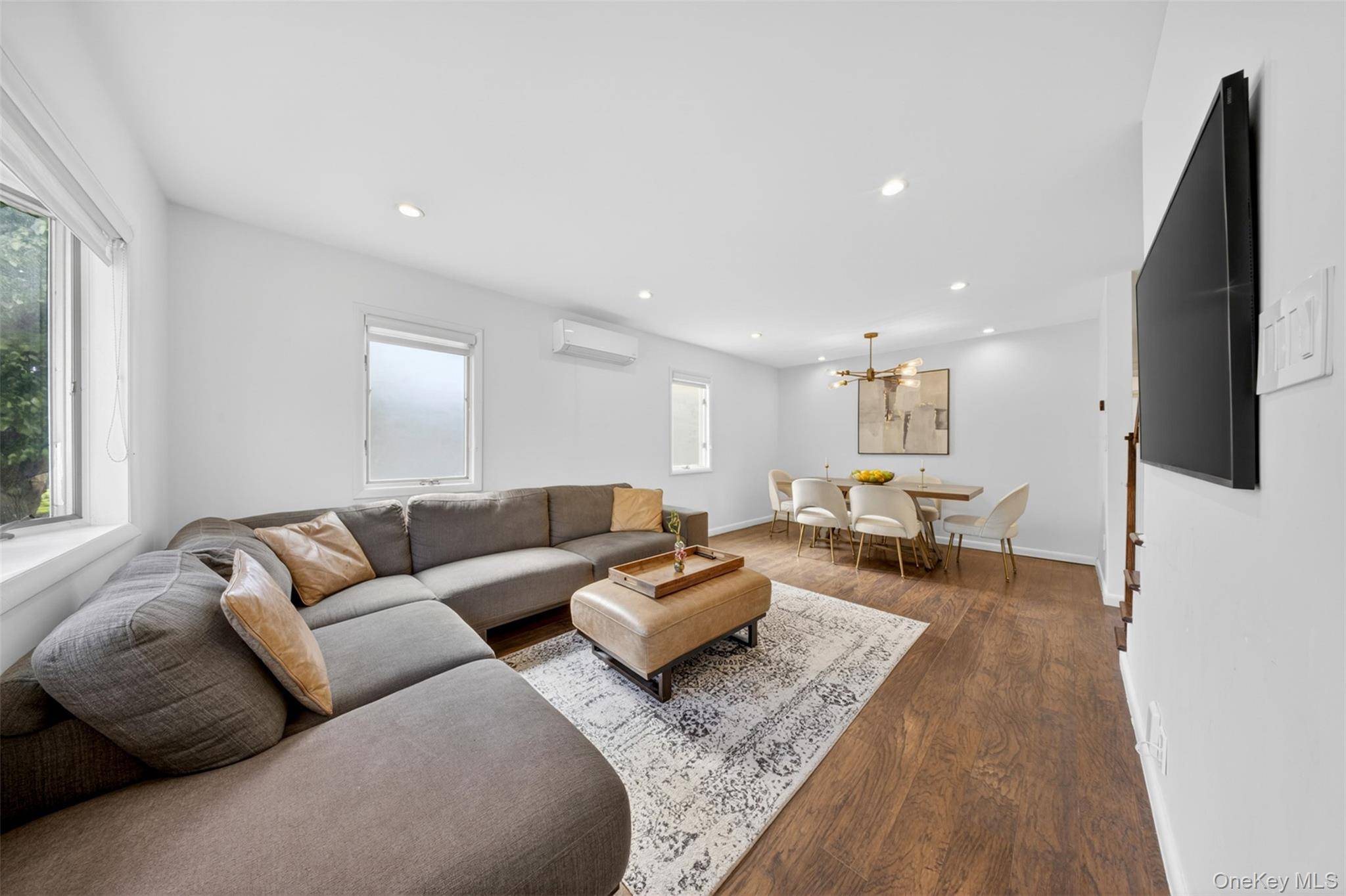 4 Bedroom Home for Sale in New Hyde Park - New York - USA - 5