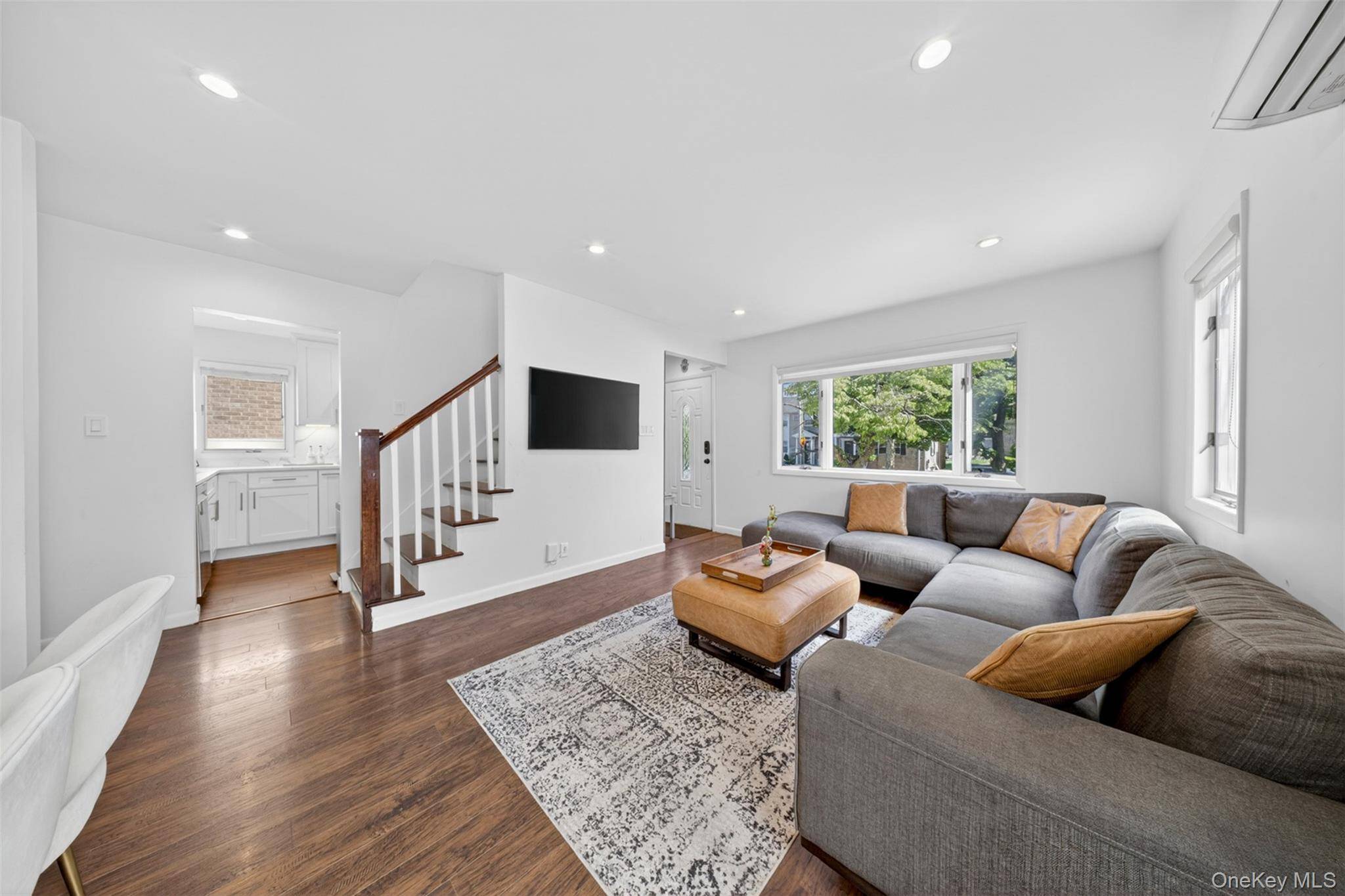 4 Bedroom Home for Sale in New Hyde Park - New York - USA - 7