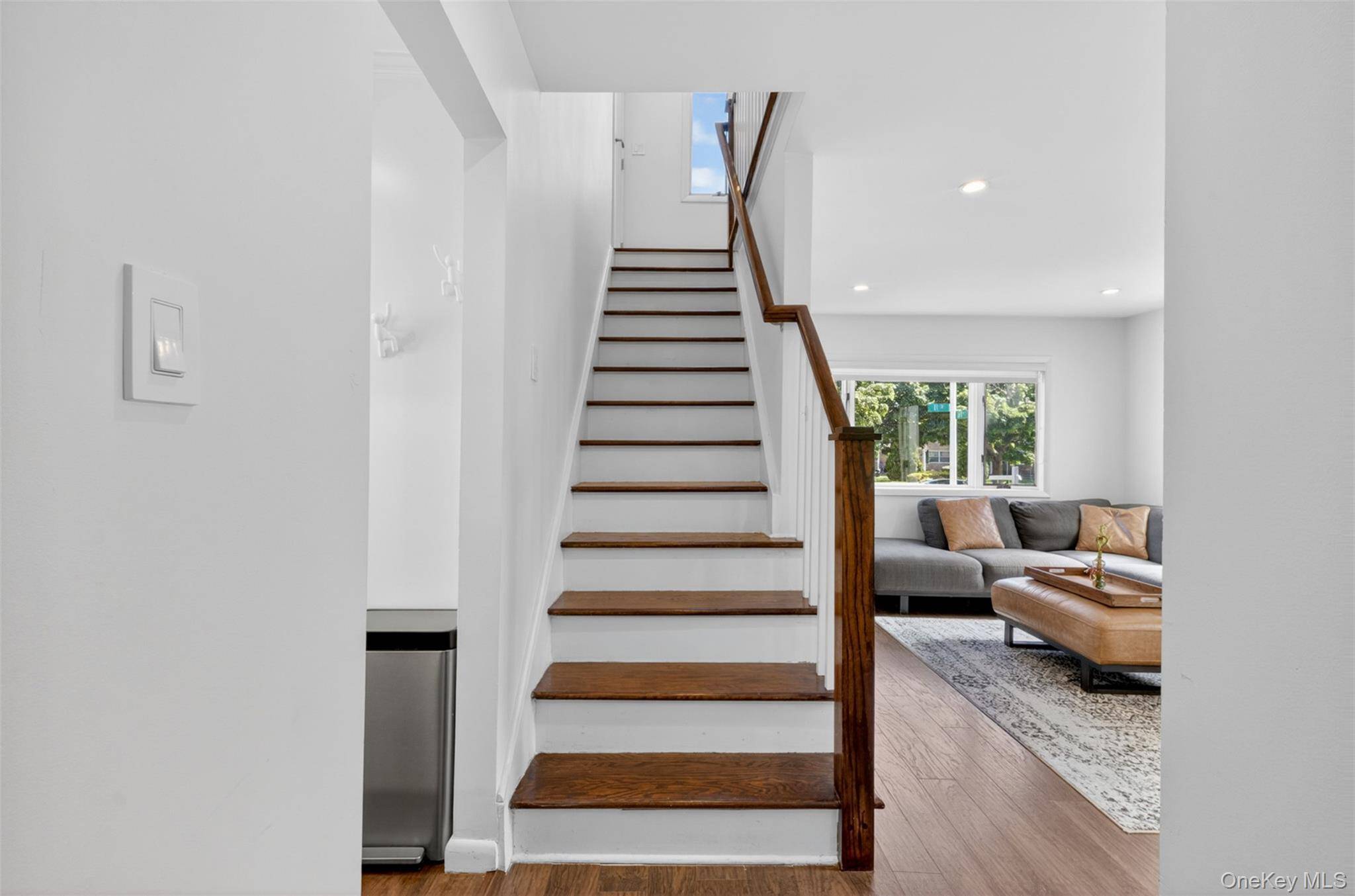 4 Bedroom Home for Sale in New Hyde Park - New York - USA - 8